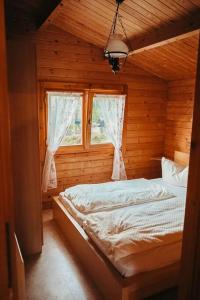 Tempat tidur dalam kamar di Holzhaus direkt am See