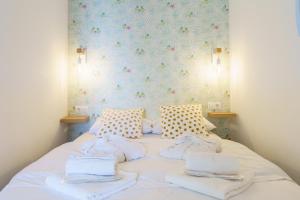 Posteľ alebo postele v izbe v ubytovaní Amazing views Beachfront Apartment with Swimming Pool