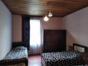 - une chambre avec 2 lits et une fenêtre dans l'établissement chelo, à Ambrolaouri