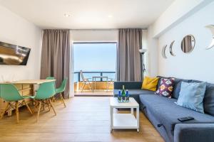 Posedenie v ubytovaní Amazing views Beachfront Apartment with Swimming Pool