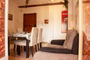 salon ze stołem i krzesłami oraz budką telefoniczną w obiekcie [POSTO AUTO GRATUITO] Relax a 30 metri dal mare w mieście Riva Ligure