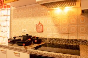kuchnia z garnkami i patelniami na kuchence w obiekcie [POSTO AUTO GRATUITO] Relax a 30 metri dal mare w mieście Riva Ligure