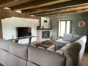 Televízia a/alebo spoločenská miestnosť v ubytovaní CASA RURAL JUANGOXENEA