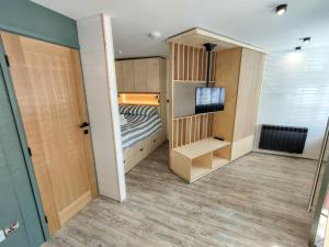Mały pokój z łóżkiem piętrowym i szafą w obiekcie One of a Kind Luxury Studio Stay in Penzance w mieście Penzance