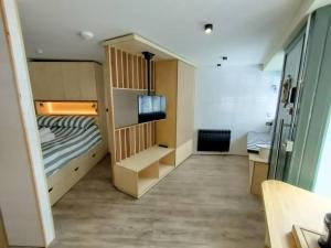 mały pokój z łóżkiem i półkami w obiekcie One of a Kind Luxury Studio Stay in Penzance w mieście Penzance