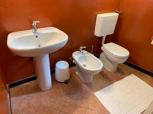 un baño con lavabo e inodoro en Medieval mountain setting with private garden, en Colletta