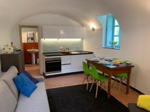 una cucina e un soggiorno con divano e tavolo di Medieval mountain setting with private garden a Colletta
