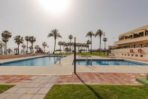 Bazén v ubytovaní Amazing views Beachfront Apartment with Swimming Pool alebo v jeho blízkosti