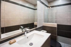Kúpeľňa v ubytovaní Xenia Ionis luxury apartments