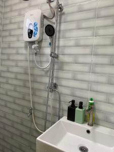 Teratak Sekayu ( Room Stay ) في Kuala Kerau: حمام مع دش مع حوض أبيض