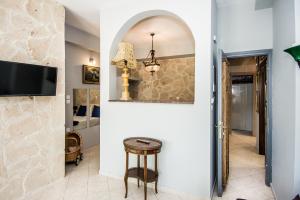Televízia a/alebo spoločenská miestnosť v ubytovaní Xenia Ionis luxury apartments