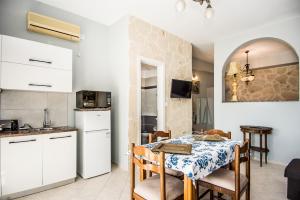 Kuchyňa alebo kuchynka v ubytovaní Xenia Ionis luxury apartments