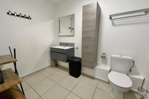 Uma casa de banho em Tukenui flat discovering Papeete