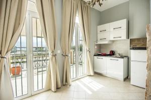 Kuchyňa alebo kuchynka v ubytovaní Xenia Ionis luxury apartments
