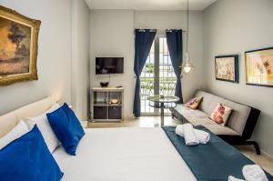 - un salon avec un grand lit et un canapé dans l'établissement Xenia Ionis luxury apartments, à Lixouri