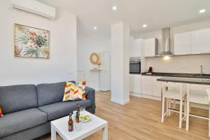 Kuchyň nebo kuchyňský kout v ubytování C4 - El Palo Beach 2 Bedroom Apartment