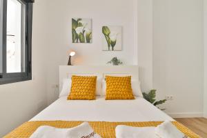 Postel nebo postele na pokoji v ubytování C4 - El Palo Beach 2 Bedroom Apartment