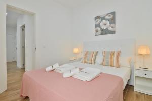 Postel nebo postele na pokoji v ubytování C4 - El Palo Beach 2 Bedroom Apartment