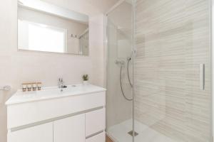 Koupelna v ubytování C4 - El Palo Beach 2 Bedroom Apartment