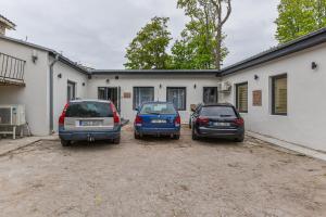 three cars parked in front of a building at Bastiono apartamentai in Klaipėda