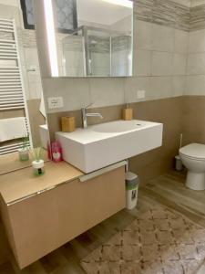 A bathroom at CasaLonghi