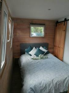 a bedroom with a bed in a room with a window at Le canard: rustig genieten aan het water in Geel