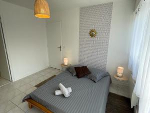 1 dormitorio con 1 cama con 2 toallas en Appartement Aix-les-Bains, 2 pièces, 4 personnes - FR-1-617-55, en Aix-les-Bains