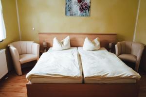 Llit o llits en una habitació de Ferienzimmer direkt am See