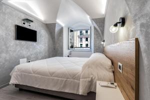 a bedroom with a white bed and a window at Casapà in Atrani
