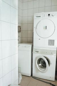 eine Waschmaschine und eine Waschmaschine im Bad in der Unterkunft Ferienzimmer direkt am See in Priepert