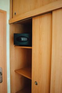 a wooden cabinet with a radio in it at Ferienzimmer direkt am See in Priepert