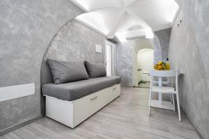 una piccola camera con un letto nell'angolo di una stanza di Casapà ad Atrani