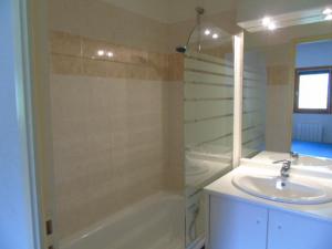 a bathroom with a shower and a sink and a tub at Appartement 8 pers avec balcon près télécabine et commerces - FR-1-561-95 in Modane
