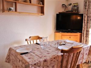 Fotografia z galérie ubytovania Charmant T2 au calme, 4 couchages, balcon vue sud, skis et combinaison inclus, proche navette gratuite - FR-1-330-556 v destinácii Risoul