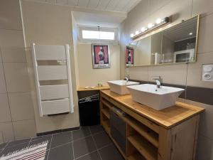 Ένα μπάνιο στο Charmante maison oléronnaise avec jardin, 3 chambres, centre bourg, proche plage, parking privé. - FR-1-246A-130 +16 φωτογραφίες