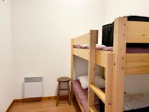 une paire de lits superposés dans un dortoir avec tabouret dans l'établissement Appartement Saint-François-Longchamp, 3 pièces, 6 personnes - FR-1-635-73, à Saint-François-Longchamp