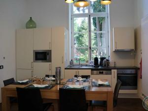eine Küche mit einem Holztisch und einem großen Fenster in der Unterkunft Gîte Romeries, 3 pièces, 5 personnes - FR-1-510-174 in Romeries