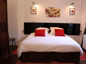 Postel nebo postele na pokoji v ubytování Gîte paisible avec jardin privatif et terrasse, 2 chambres, proche sites culturels, animaux acceptés - FR-1-510-174