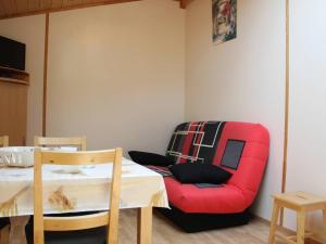 Część wypoczynkowa w obiekcie Charmante maison bois avec piscine chauffée, climatisation et jardin - 4 couchages, St-Pierre-d'Oléron - FR-1-246A-132