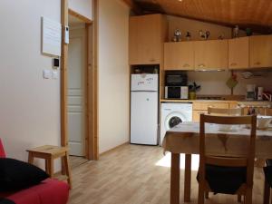 Kuchnia lub aneks kuchenny w obiekcie Charmante maison bois avec piscine chauffée, climatisation et jardin - 4 couchages, St-Pierre-d'Oléron - FR-1-246A-132