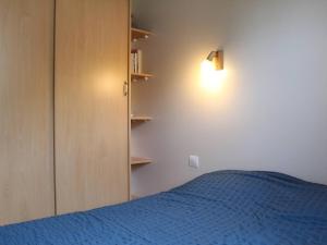 Łóżko lub łóżka w pokoju w obiekcie Charmante maison bois avec piscine chauffée, climatisation et jardin - 4 couchages, St-Pierre-d'Oléron - FR-1-246A-132