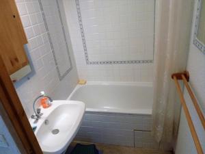 Koupelna v ubytování 2 pièces à louer à St Jean d'Aulps, 100m des pistes - FR-1-573-84