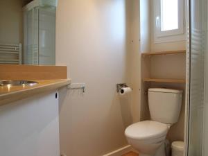 łazienka z toaletą i umywalką w obiekcie Charmante maison bois avec piscine chauffée, climatisation et jardin - 4 couchages, St-Pierre-d'Oléron - FR-1-246A-132 w mieście Saint-Pierre-dʼOléron