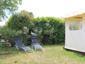 Ogród w obiekcie Charmante maison bois avec piscine chauffée, climatisation et jardin - 4 couchages, St-Pierre-d'Oléron - FR-1-246A-132