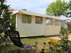 Ogród w obiekcie Charmante maison bois avec piscine chauffée, climatisation et jardin - 4 couchages, St-Pierre-d'Oléron - FR-1-246A-132