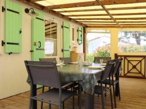 jadalnia ze stołem i krzesłami w obiekcie Charmante maison bois avec piscine chauffée, climatisation et jardin - 4 couchages, St-Pierre-d'Oléron - FR-1-246A-132 w mieście Saint-Pierre-dʼOléron