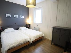 sypialnia z łóżkiem z białą pościelą i oknem w obiekcie Appartement 3 pièces cosy centre des Gets, proche télécabine, Wi-Fi - FR-1-623-311 w mieście Les Gets