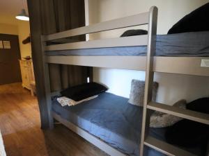 Łóżko lub łóżka w pokoju w obiekcie Appartement 3 pièces cosy centre des Gets, proche télécabine, Wi-Fi - FR-1-623-311
