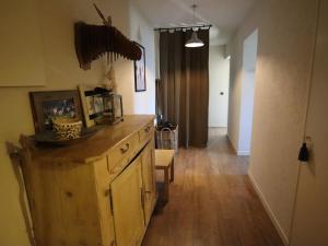 kuchnia z drewnianym blatem i korytarzem w obiekcie Appartement 3 pièces cosy centre des Gets, proche télécabine, Wi-Fi - FR-1-623-311 w mieście Les Gets +7 zdjęć