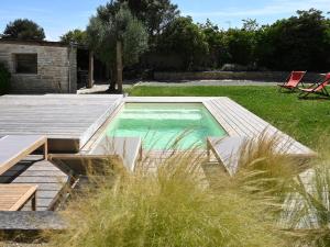 Bazén v ubytování Maison La Couarde-sur-Mer, 6 pièces, 10 personnes - FR-1-258-135 nebo v jeho okolí